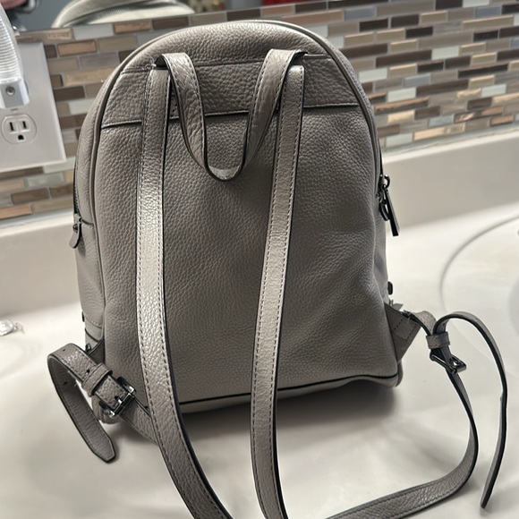 Michael Kors Rhea, elephant gray backpack bag with gunmetal zippers - Picture 4 of 14
